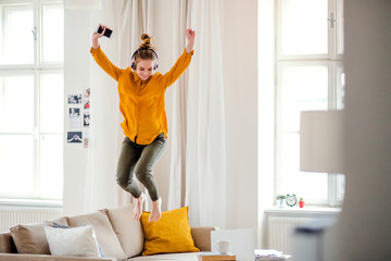 chica feliz con musica